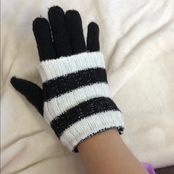 Bebe beanie, gloves, & scarf - Picture 5 of 7